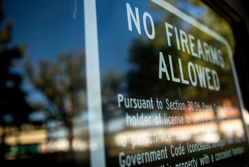 A sign prohibiting the carry of concealed firearms at the Coryell County Courthouse.
